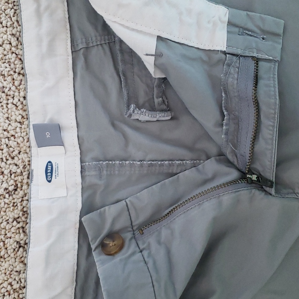 Women's size 10 gray old navy shorts - Picture 3 of 4